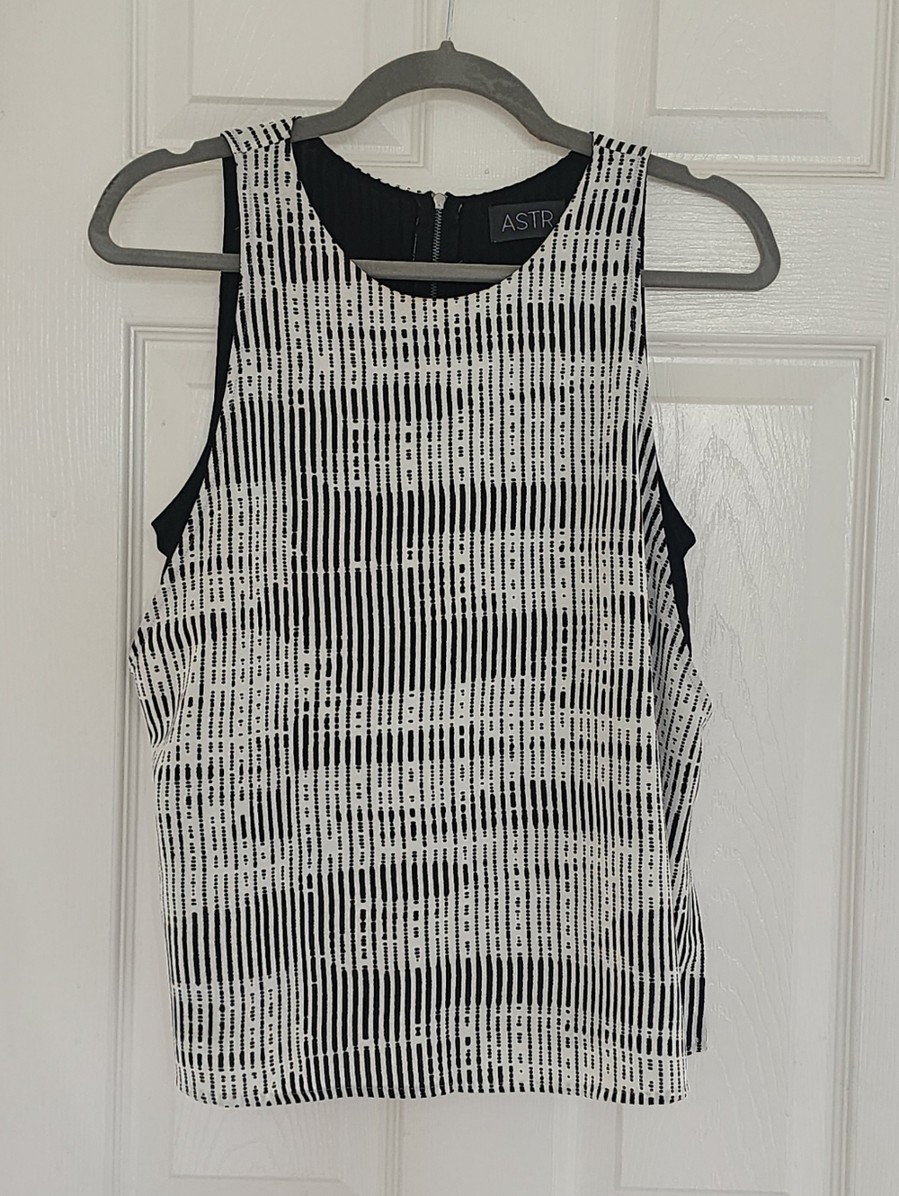 ​ASTR the Label Layered Abstract Dash Print Sleeveless Top with Black Underlay M